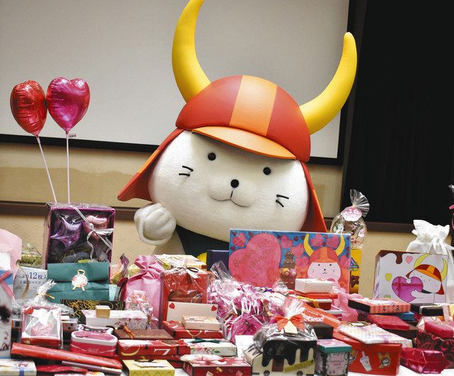ひこにゃんにバレンタインデーのプレゼント 全国から210個届く 中日新聞web ひこにゃんにバレンタインデーのプレゼント 全国から210個届く 中日新聞web