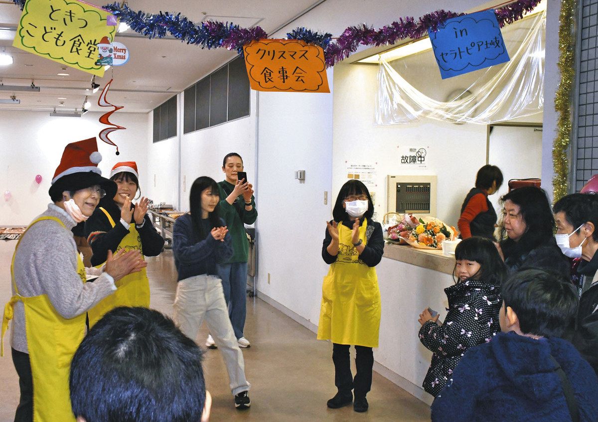 来場者にあいさつする佐賀さん（左）＝土岐市土岐津町高山のセラトピア土岐で
