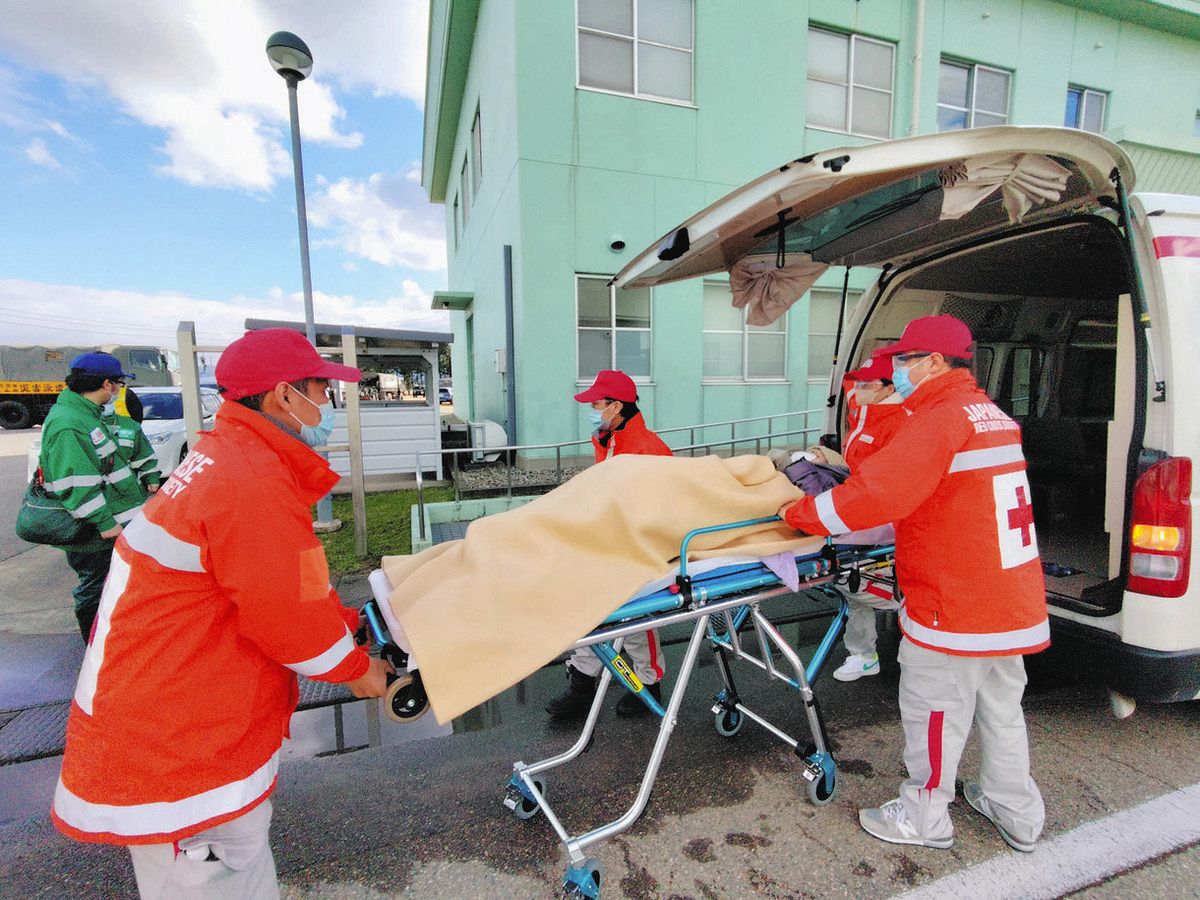 自衛隊ヘリで搬送されてきた患者を救急車に乗せる福井赤十字病院のＤＭＡＴ＝石川県小松市の小松空港で（同病院提供） 