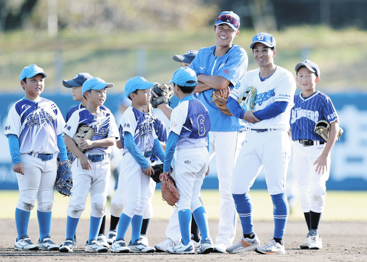 野球教室で、子どもたちと談笑する（右から１人おいて）田中、中村