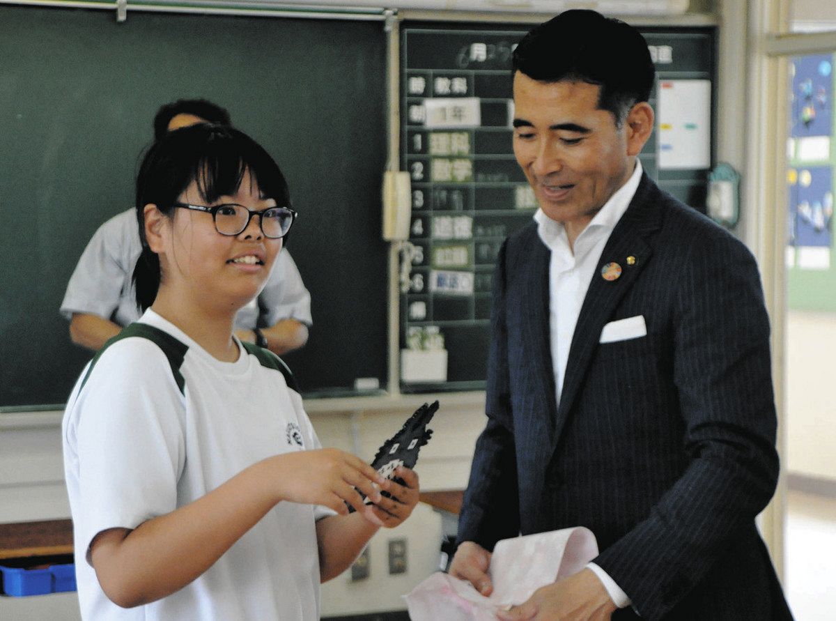小栗市長（右）にプレゼントを手渡す山本さん＝中津川市第二中で