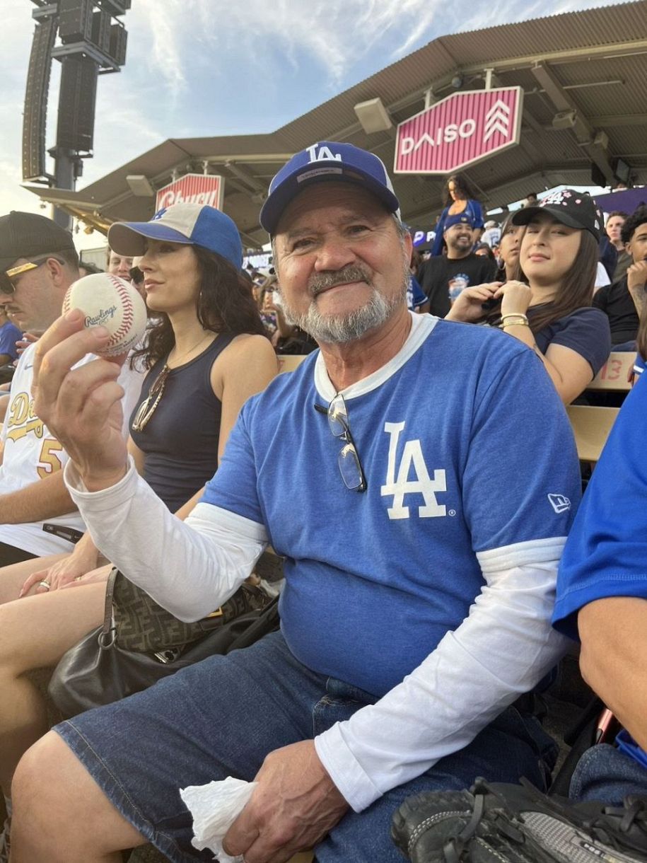 ドジャース・大谷の24号ボールをゲットしたジェームズさん（阿部太郎撮影）