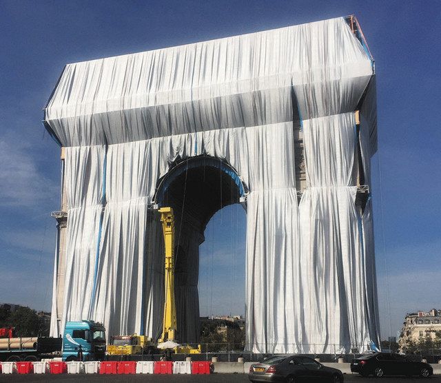 パリ凱旋門をラッピング 芸術家の故クリストさん考案：中日新聞Web