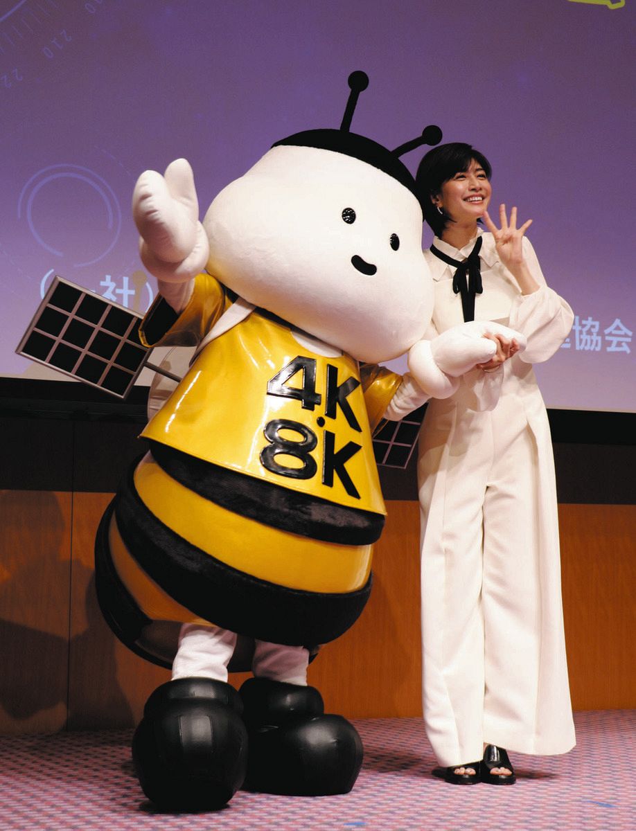 内田有紀（右）と4K8Kキャラクターのヨンハチさん