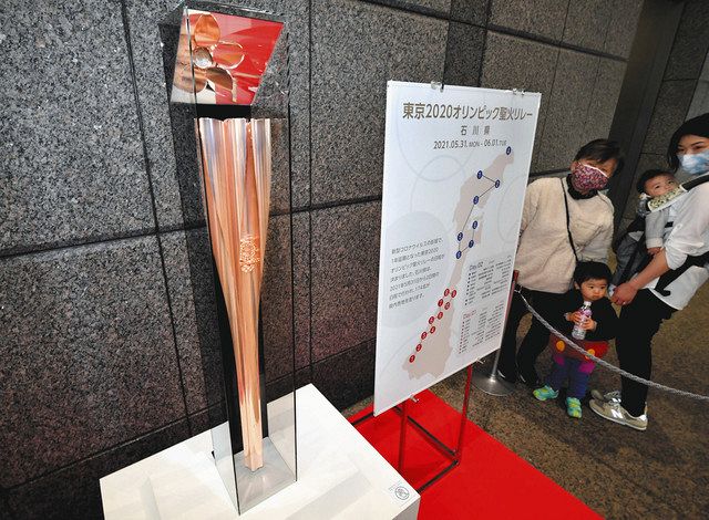 聖火トーチ 桜の輝き 県庁で展示開始：北陸中日新聞Web