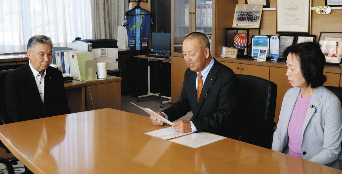 消防団車庫改築工事で1500万円精算金、「説明責任果たして」 三重県御浜町議長ら町長に質問書のサムネイル