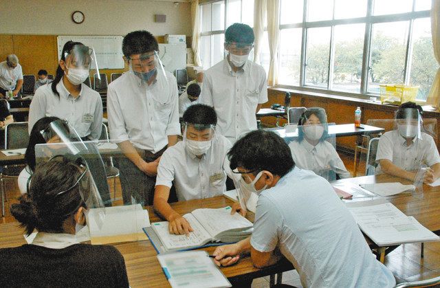 書類審査で認証会社の担当者からの質問に答える生産科学科の３年の生徒たち＝伊勢市の明野高で 