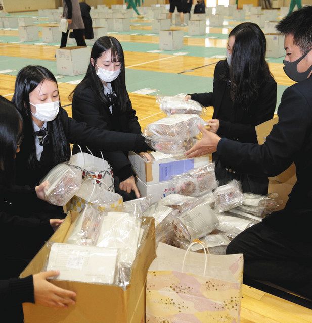 注文のあった商品の仕分け作業をする生徒＝岐阜市鏡島南の市立岐阜商業高で 