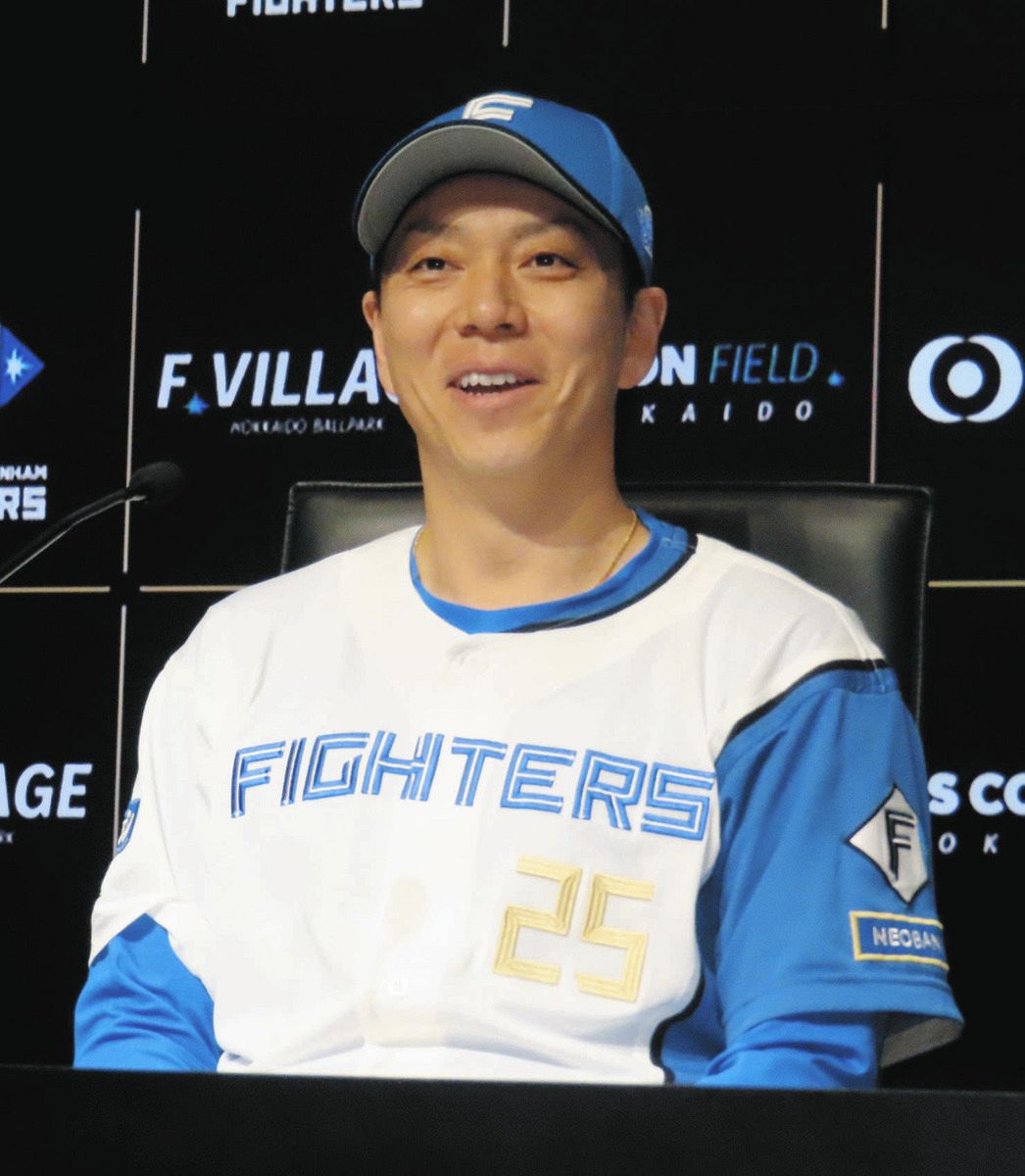 記者会見する日本ハムの宮西尚生投手