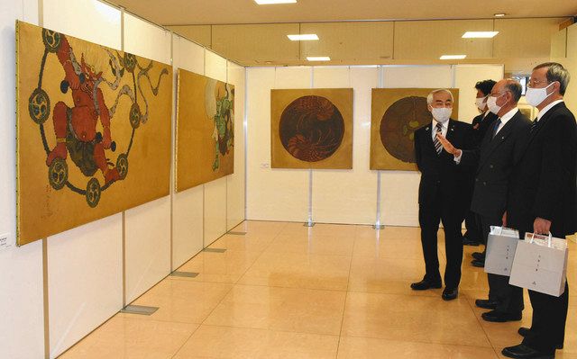 金箔の風神雷神図や天井画が展示されている会場＝高岡市の御旅屋セリオで 