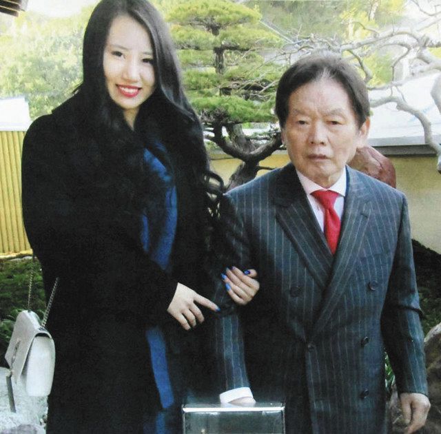 野崎幸助さん（右）と元妻の須藤早貴容疑者＝２０１７年１２月（ジャーナリストの吉田隆氏撮影）