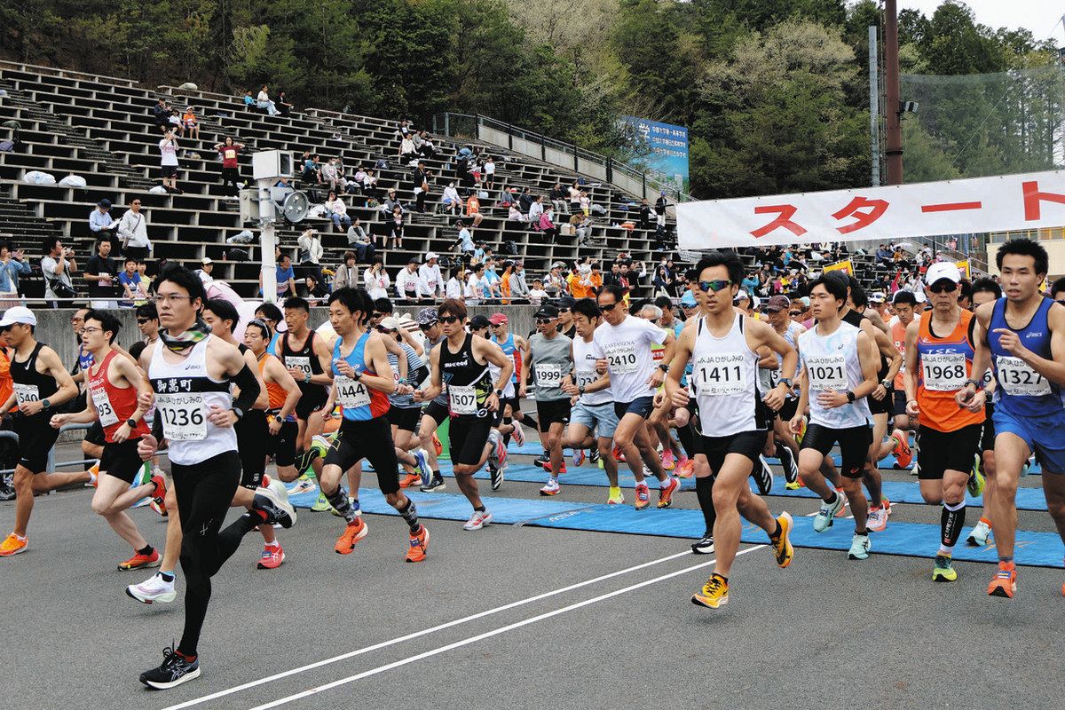 一斉にスタートする選手ら＝恵那市武並町の県クリスタルパーク恵那スケート場で
