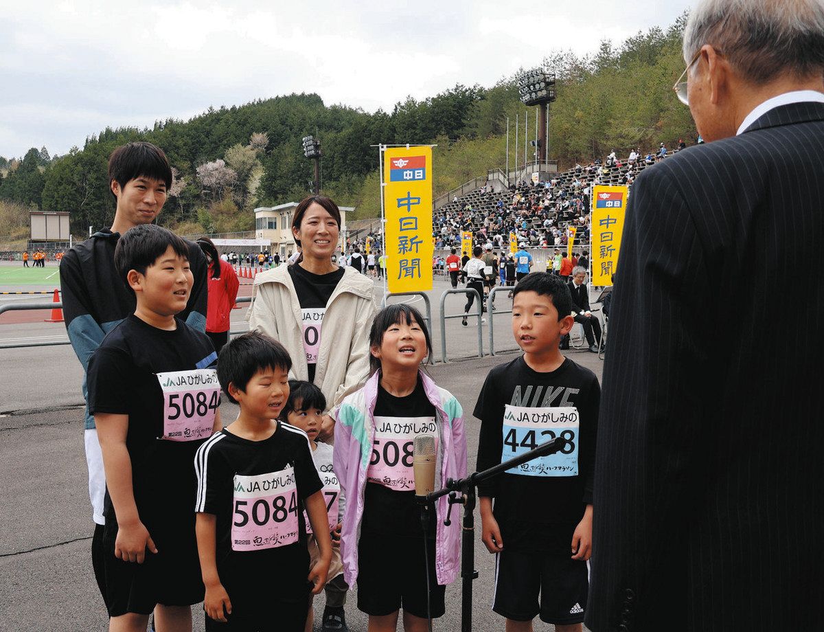 元気よく選手宣誓する布谷さんの家族ら＝恵那市武並町の県クリスタルパーク恵那スケート場で
