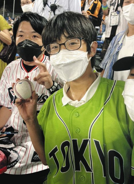 村上宗隆の 55号キャッチ は男子高校生 まさか自分のところに 昨年６月には青木の本塁打球も捕球する強運 中日スポーツ 東京中日スポーツ