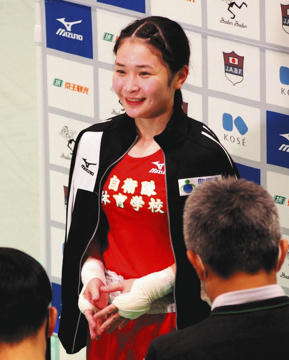 全日本選手権で決勝進出を決め笑顔で取材に応じる並木