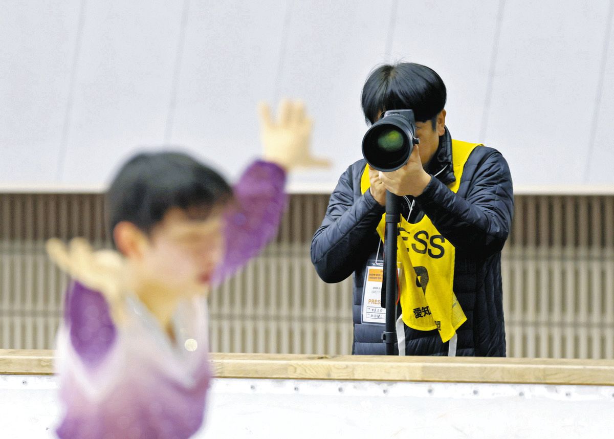 異色経歴の部長が撮る選手の輝き 元ラガーマンの中京大スケート部長