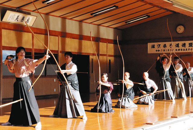 技術向上願い矢を放つ 大津で弓道愛好者ら「初射会」：中日新聞Web