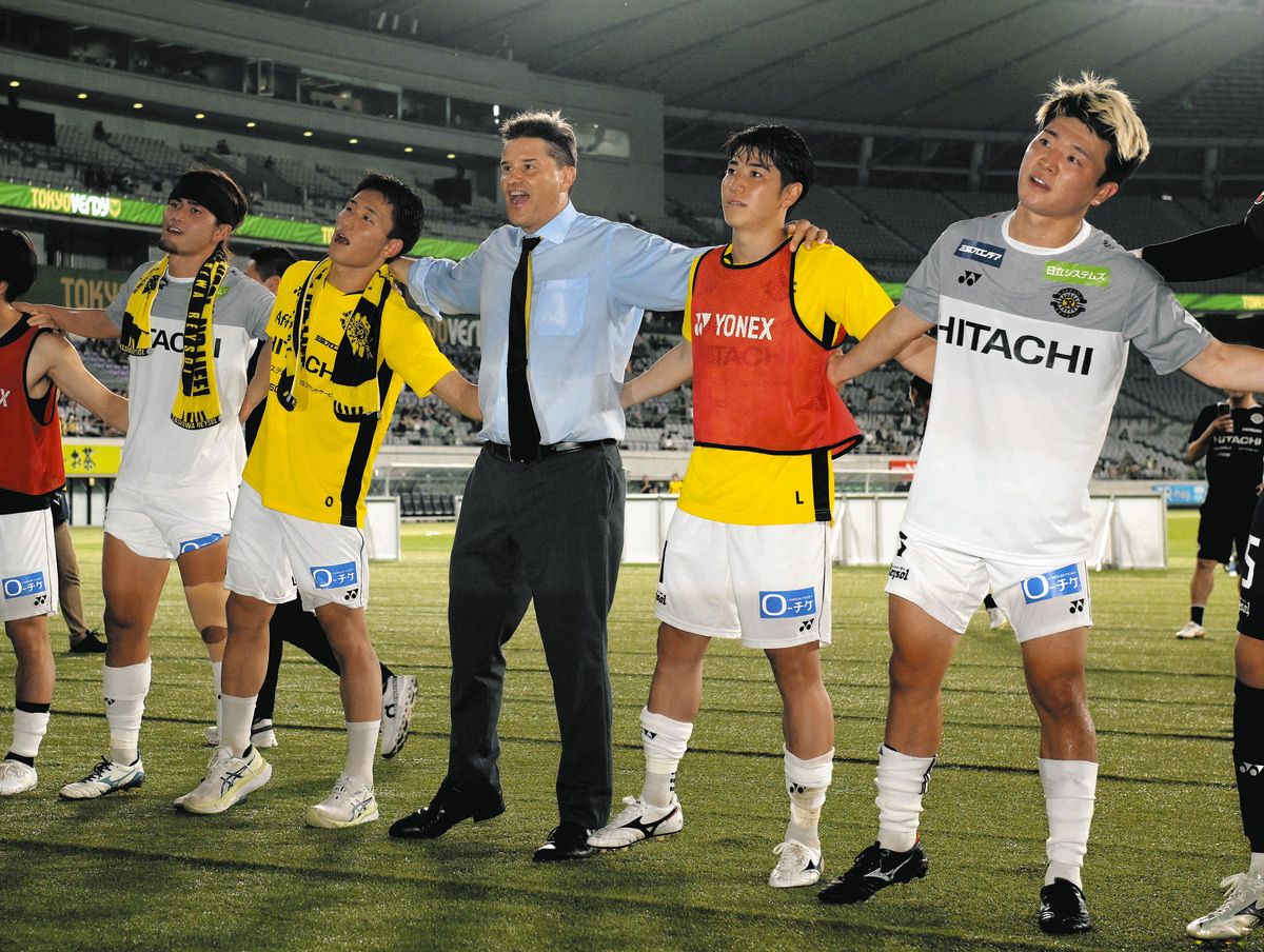 東京Ｖ相手に快勝、選手と喜ぶロドリゲス監督（中央）