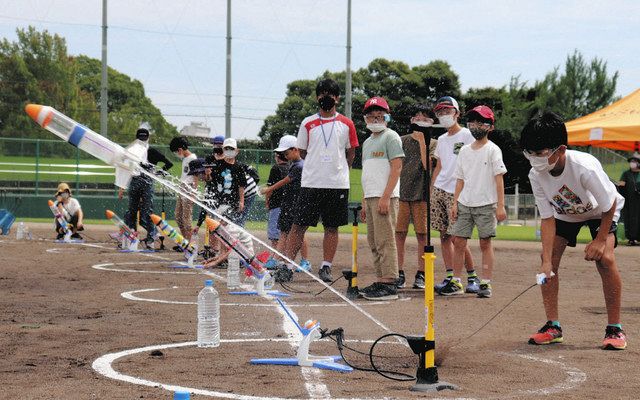 飛距離と創意工夫を競う 松阪で小学生ペットボトルロケット大会：中日