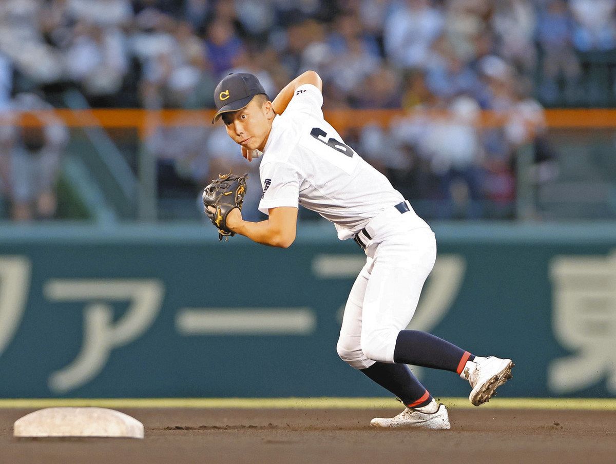 1回表霞ケ浦無死、遊ゴロを処理する花川選手＝甲子園球場で