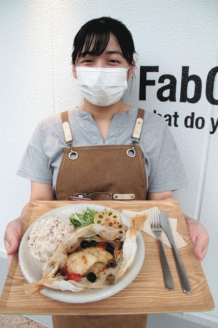 未利用魚のニベを使った包み焼き＝名古屋市中区のファブカフェナゴヤで 