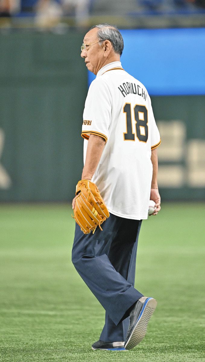 巨人元監督・堀内恒夫さん、始球式でノーバウンド投球披露 ファンから