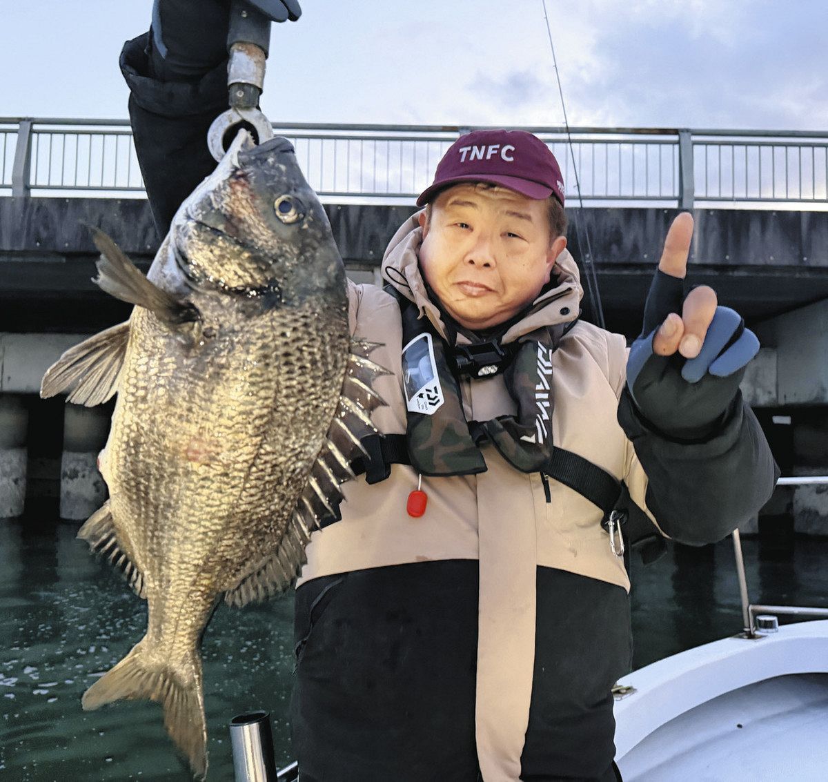乗っ込みクロダイ的中 釣友50センチ弱に筆者40センチ超：中日 