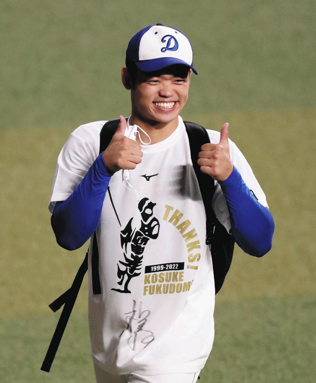 写真】根尾、福留サイン入りTシャツで満面の笑み：中日スポーツ・東京