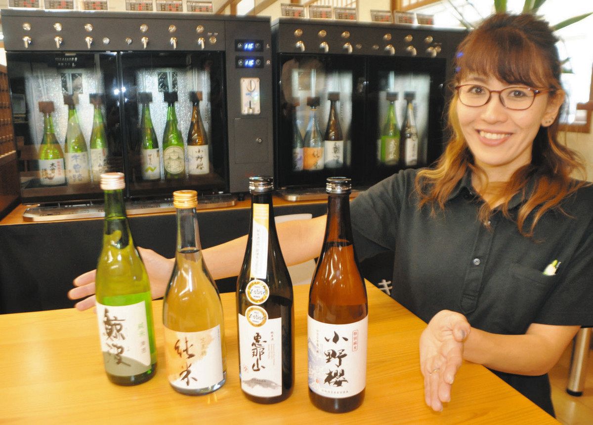 サーバーの前で中津川の日本酒をPRするスタッフ＝中津川市のにぎわい特産館で
