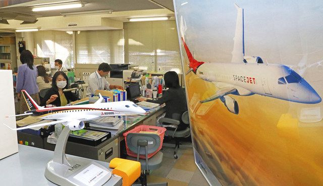 地元の関連企業などを支援している三重県松阪市役所。企業誘致連携課にはスペースジェットのポスターや旧名称のＭＲＪの模型がある＝３０日 