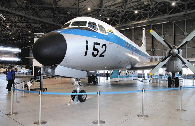 あいち航空ミュージアムに展示されているＹＳ１１の実機＝３０日、愛知県豊山町で 