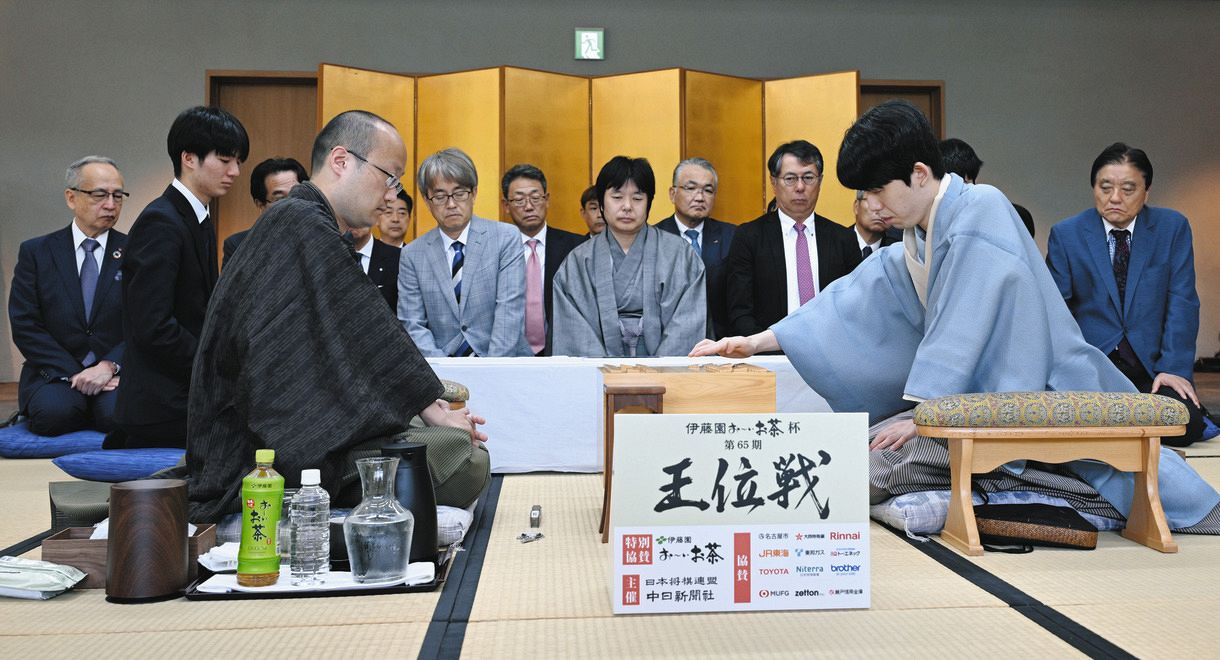 王位戦第1局、相居飛車の力戦形に 藤井聡太王位が好発進なるか:中日新聞Web