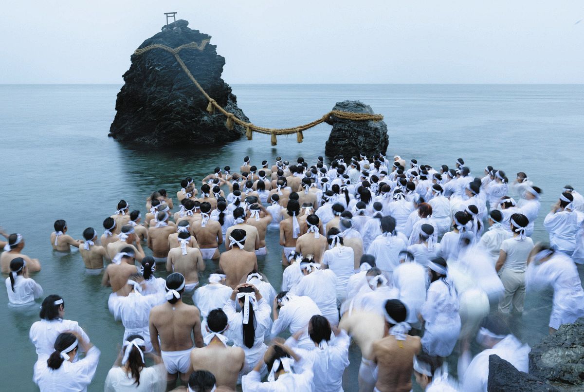 雨の中の「夏至祭」夫婦岩近くの海でみそぎ 三重・二見興玉神社の神事
