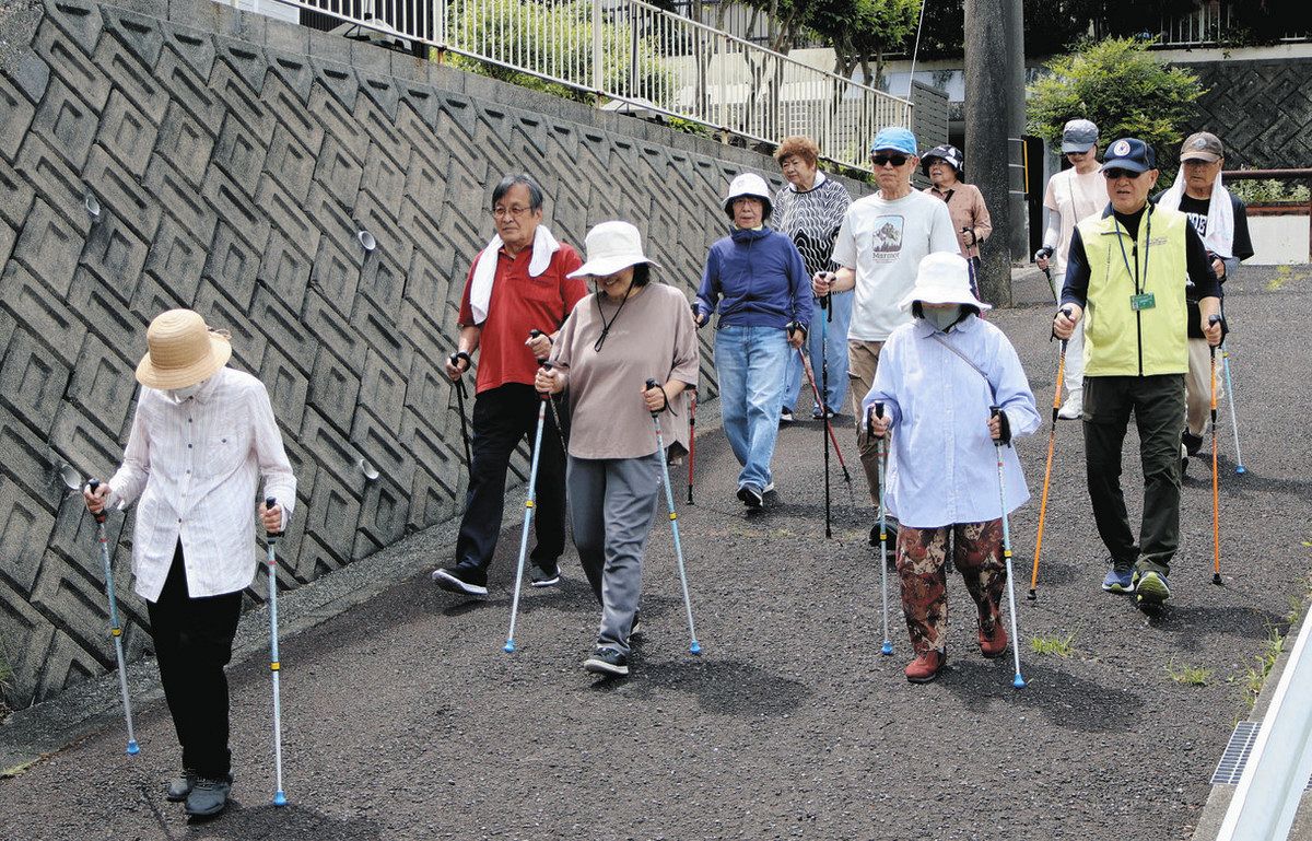 坂道も歩いて腰や膝への負担軽減を体感した＝多治見市市之倉町で

