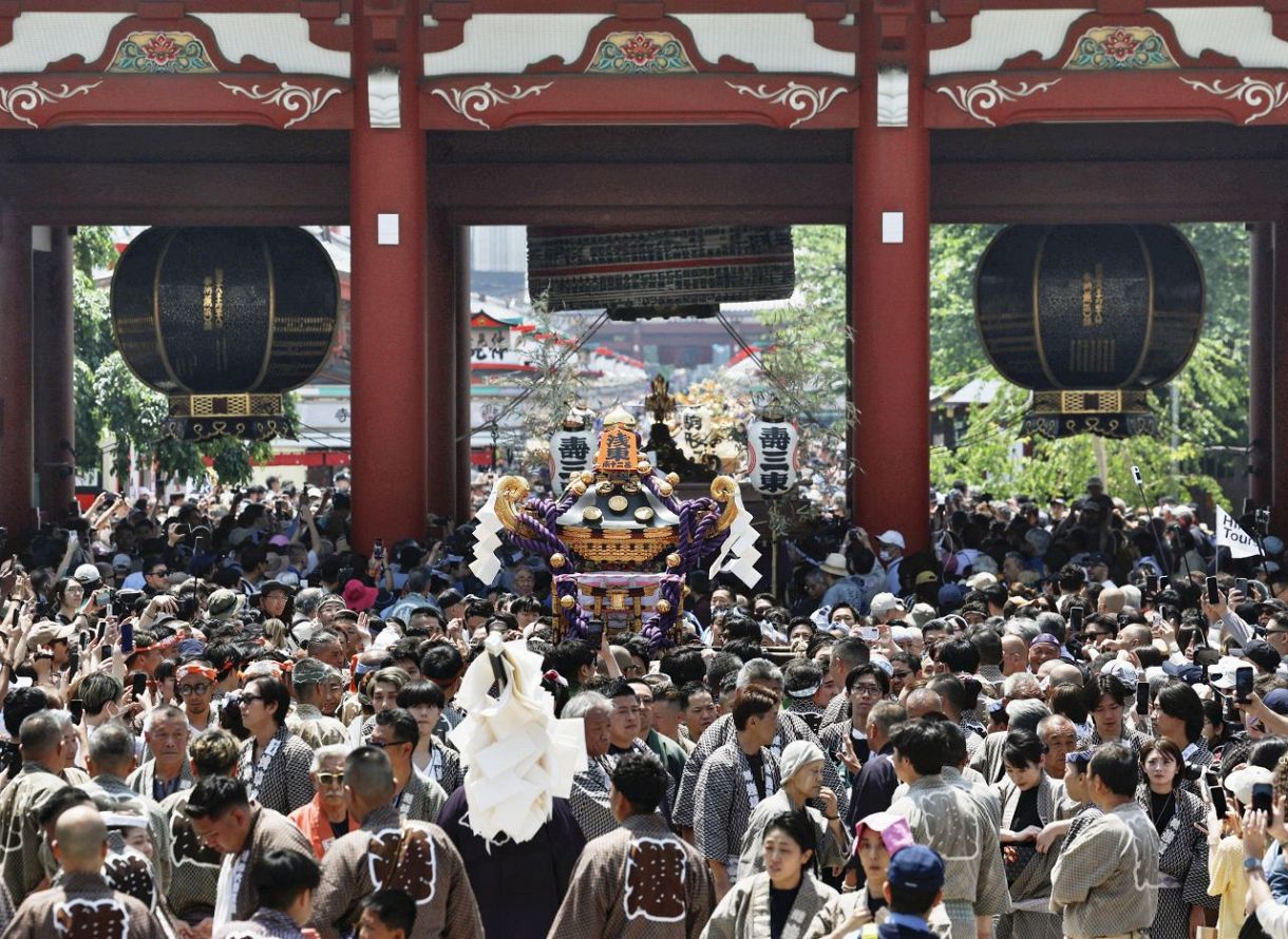 浅草の三社祭で感じる地域の熱気