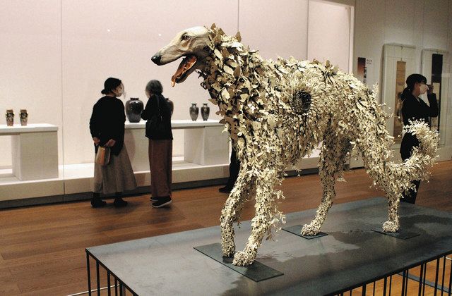 犬の毛を金属で表した作品など、巧みな技術を紹介する展示＝長野市の県立美術館で