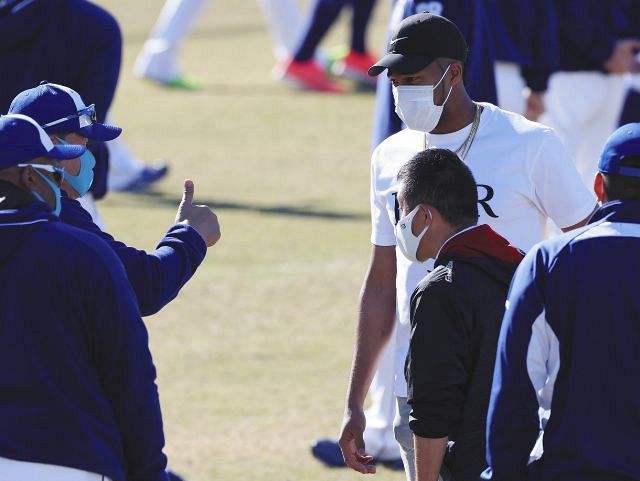 また来季元気な姿で 中日ｒ マルティネスがリハビリのために帰国 しばしのお別れナインとグータッチ 中日スポーツ 東京中日スポーツ