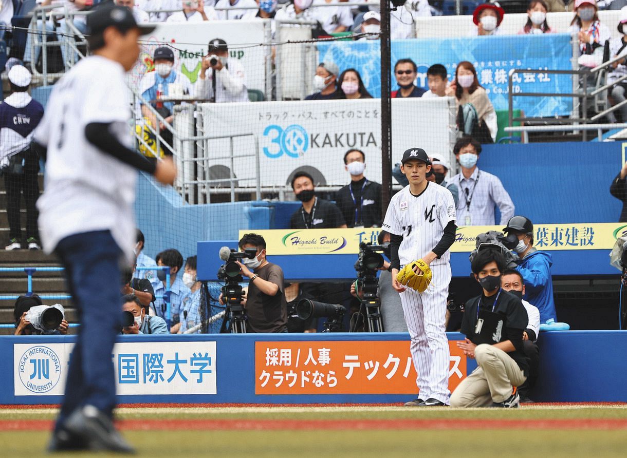 写真 とんねるず石橋貴明が始球式 佐々木朗希が見つめる 中日スポーツ 東京中日スポーツ