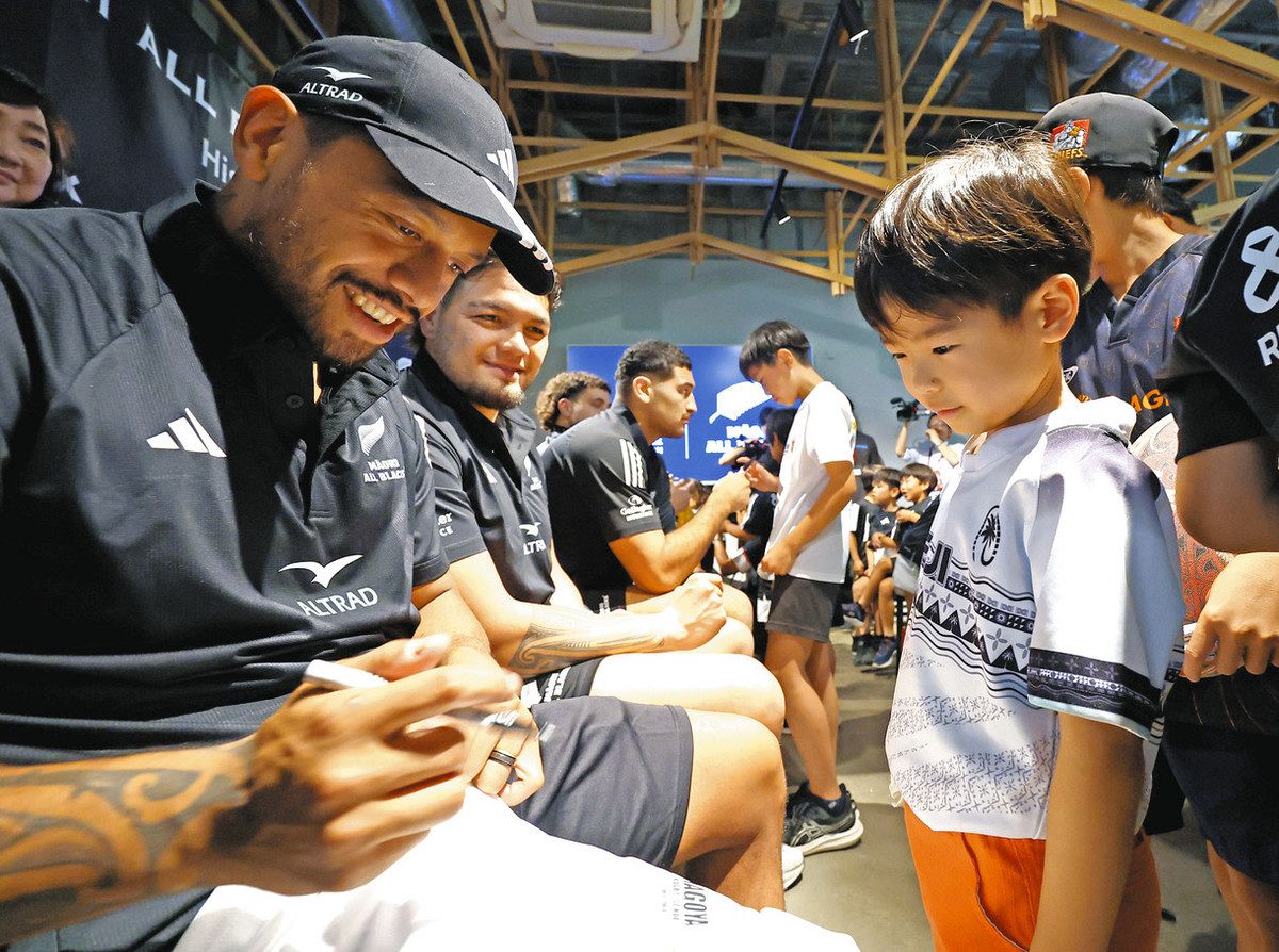 NZのラグビー選手 児童と交流 名古屋で上達のコツ助言や記念撮影：中日