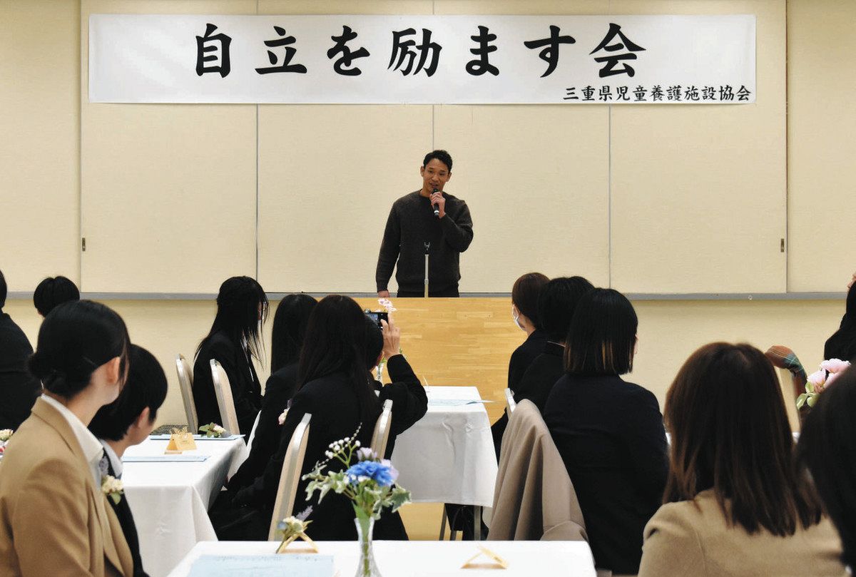 子どもたちを激励する内別府さん＝津市の県社会福祉会館で
