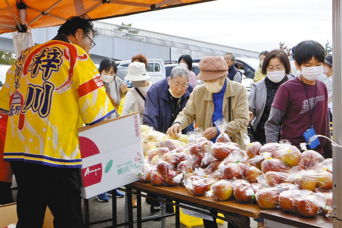 御浜と松本、秋の味覚共演 友好親善協定の縁でみかん・りんご祭り：中