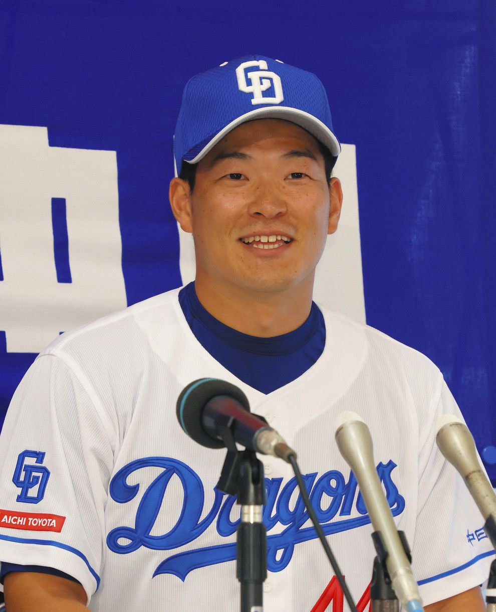 ヒゲすっきり…川越誠司が中日入団会見 パンチパーマは継続宣言、背番号