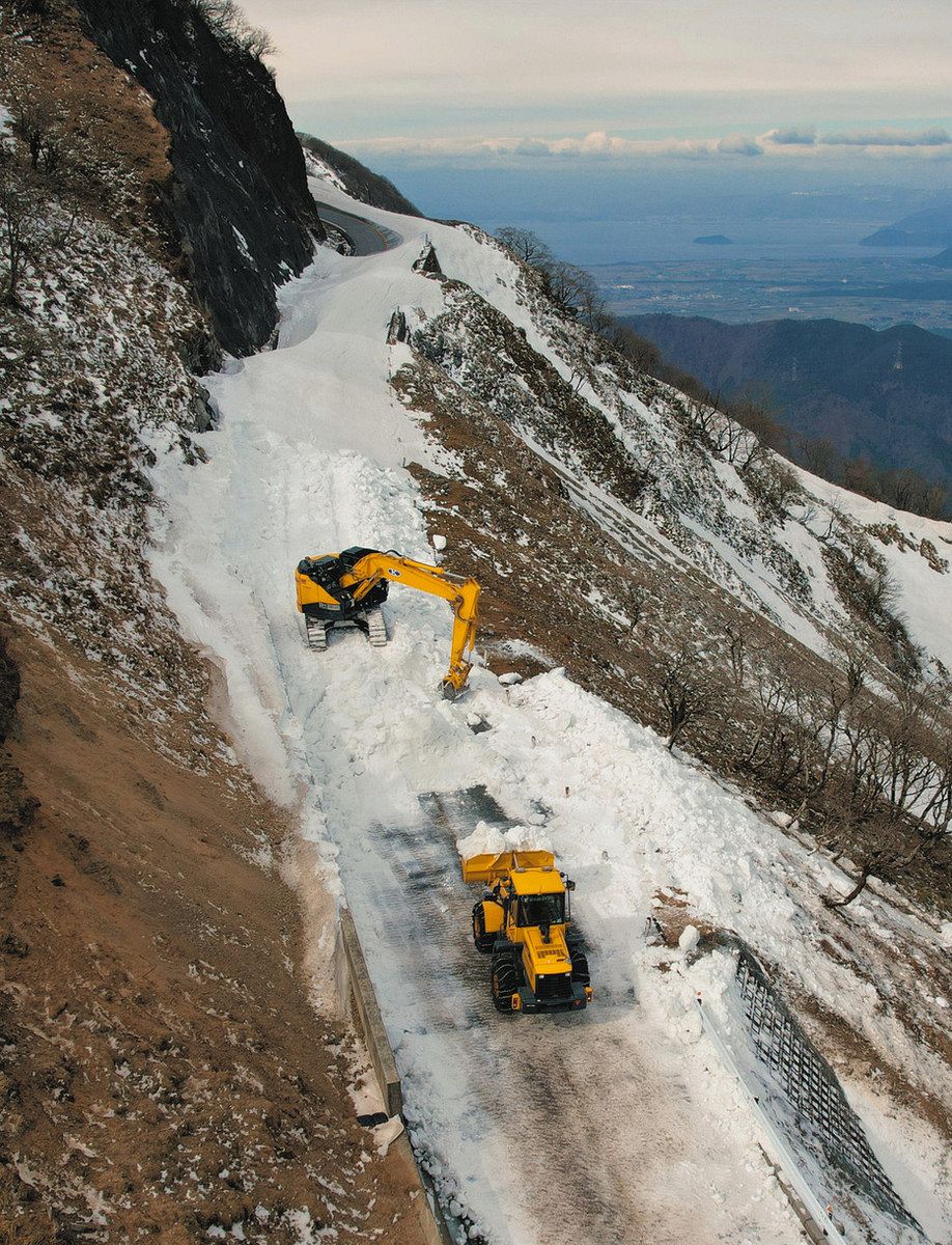 4月18日の全通開業に向け除雪作業 伊吹山ドライブウェイ：中日新聞Web