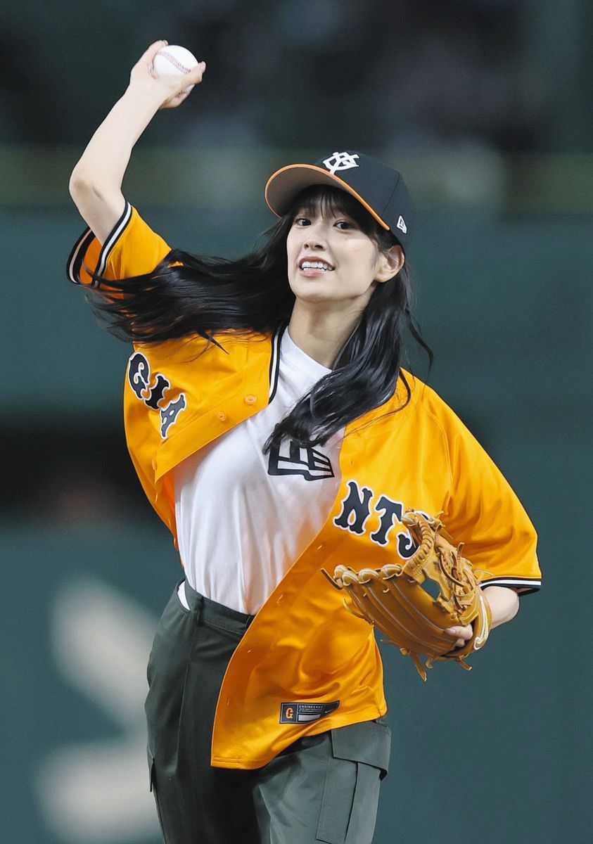巨人】『日向坂46』佐々木久美、背番号『93』ユニ姿で始球式