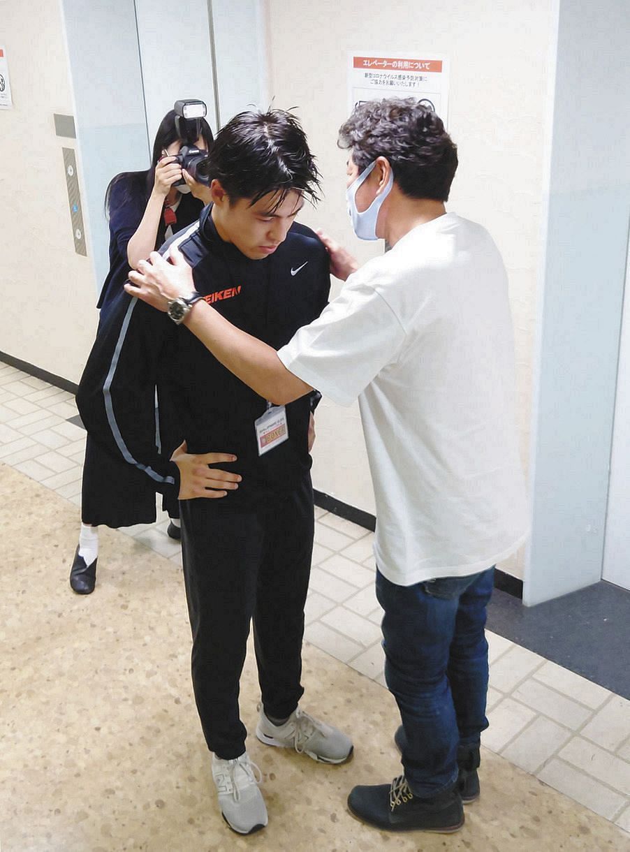 写真 落ち込む長男の肩を抱く赤井英和 中日スポーツ 東京中日スポーツ