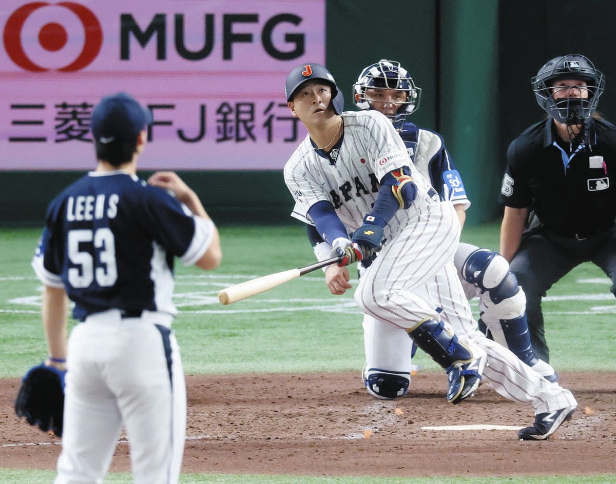 ５回裏無死一、二塁、岸田が左中間に勝ち越し３ランを放つ