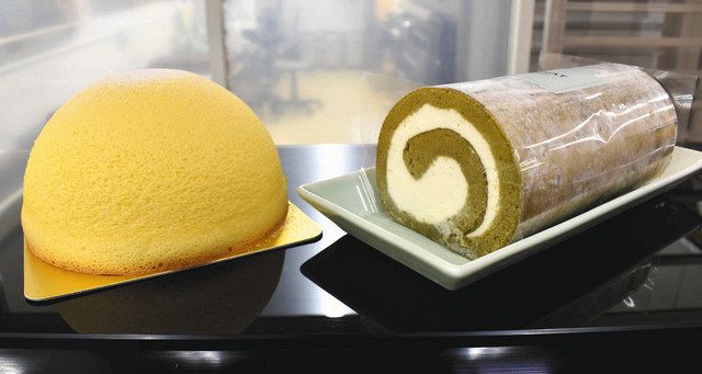 伊勢茶を使ったロールケーキ（右） 