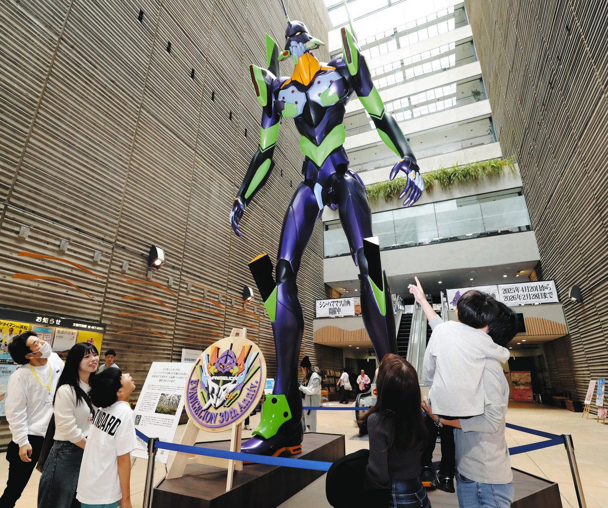 初号機」見上げた3・4万人 展示の浜松市役所、土日祝のみの観覧者数