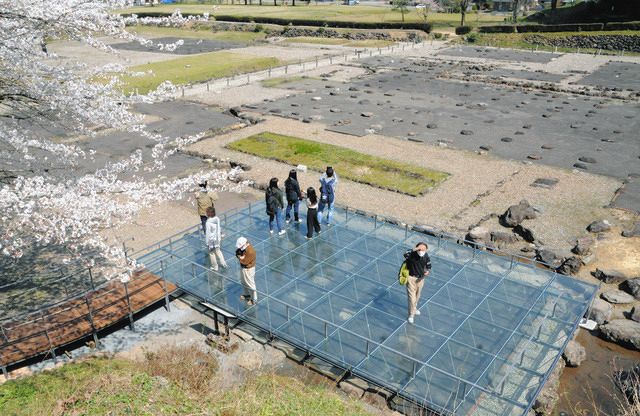ガラス床越しに朝倉氏遺跡 「泉殿跡」に鑑賞スポット完成：中日新聞Web