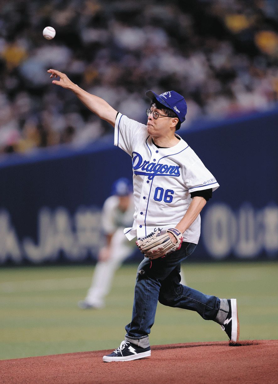 「届きました!」熱烈な中日ファンの立川志らくが人生初の始球式 投球後は正座し野球の神様にお礼:中日スポーツ・東京中日スポーツ
